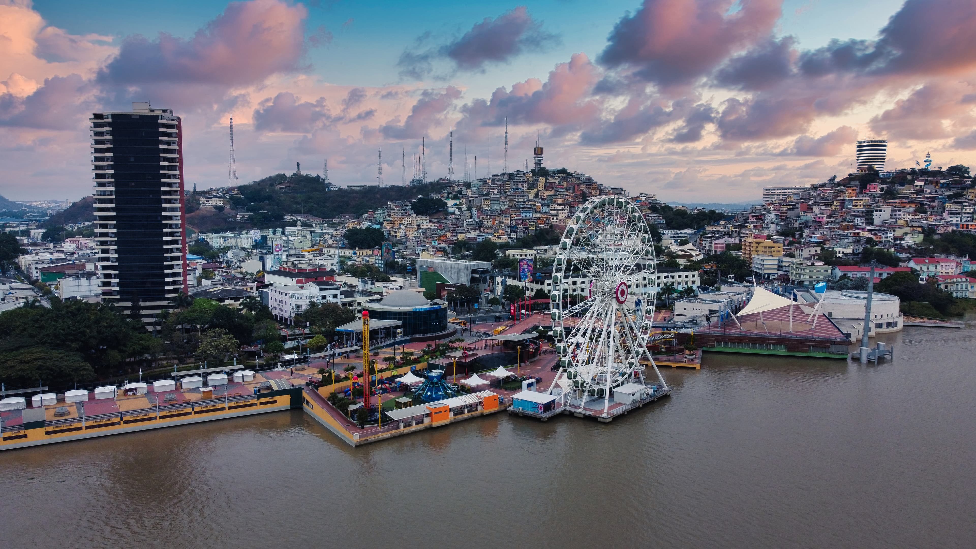 Hora de oro sobre Ecuador
